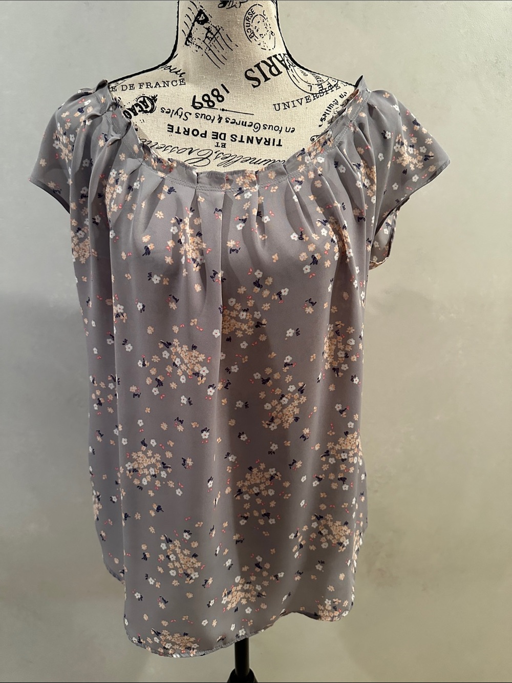 LC Lauren Conrad Gray Floral Scoop-Neck Blouse